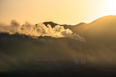 Doğadaki fabrika, fabrika duman yayıyor, ekolojik konsept