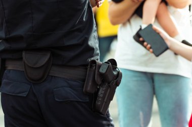 Polisin silahını kapat, nefsi müdafaa