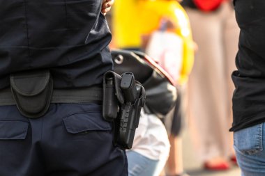 Polisin silahını kapat, nefsi müdafaa