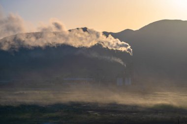 Şehir fabrikası havayı duman ve çevre konseptiyle kirletiyor