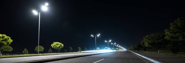 Boş asfalt yol ve geceleri sokak lambaları