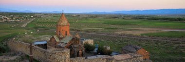 Khor Virap günbatımında bir Ermenidir.