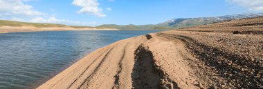 Nehrin kıyısında.