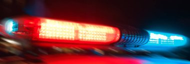 Gece lambası şehrinde polis arabası
