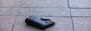 Cüzdan sokak zemininde.