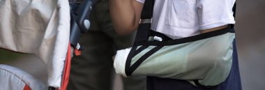 Kırık eli olan küçük bir çocuk