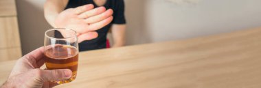 Bir bardak birası olan ve içmeyi reddeden bir adam.