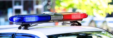 Kırmızı ve mavi sirenli polis arabaları