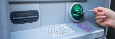 ATM / banka makinesinde kadın eli giriş kartı
