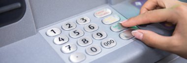 ATM / Banka makinesindeki genç kadın