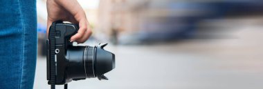 Kadın el kamerasıyla çekilen fotoğraf makinesi.