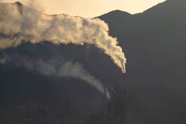 Şehir fabrikası havayı duman ve çevre konseptiyle kirletiyor
