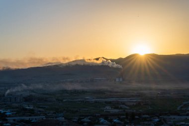 Dağın arkasından gün ışığı parlıyor, güzel manzara, doğal konsept.