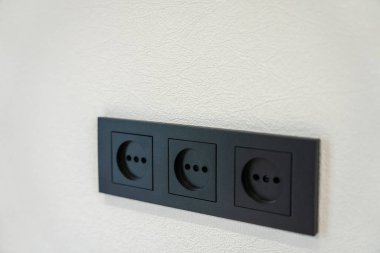 Duvarda siyah üç soket, tasarım konsepti
