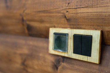 Ahşap duvardaki otelin kolyesi.