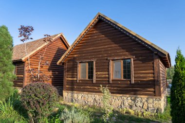 Ormanda küçük ahşap kulübe otelleri