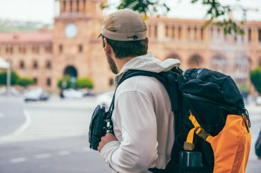 Erivan şehrinde bir turist yürüyor