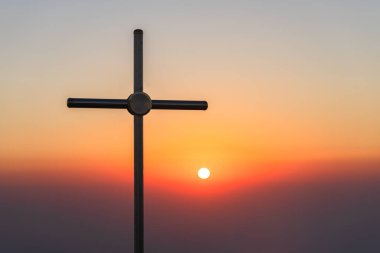 Kızıl gün batımı, güneş, odak noktasında çapraz