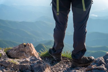 Dağın tepesinde dağcı ayakları