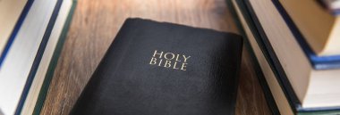 Kitaplar ve kutsal İncil.