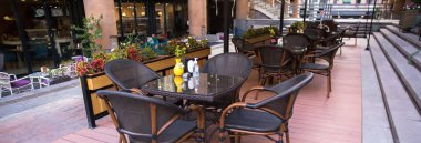 Sokak kafesinde masa ve sandalye.