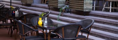 Sokaktaki kafelerin sandalyeleri.