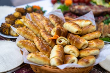 Masada ekmek sepeti, restoran servisi konsepti.
