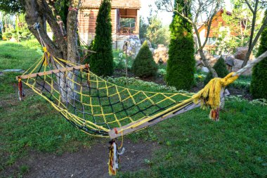 Bahçedeki ağaçlara bağlı hamak