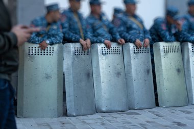 Şehirde düzenlenen protestolar sırasında kalkanları olan polis, siyasi kargaşa