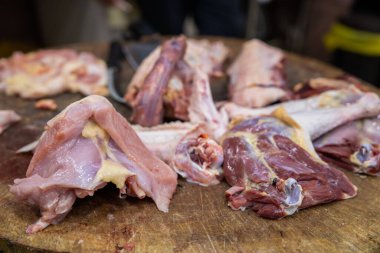 Kömürde tavuk eti, kasap tezgahı, et satışı.