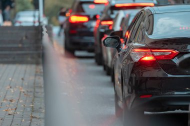 Trafik ışıkları altında trafik sıkışıklığı