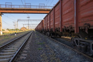 Eski kırmızı tren vagonu, yük treni.