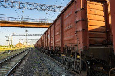 Eski kırmızı tren vagonu, yük treni.