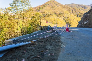 Hasarlı asfalt yol, yol yapımı için bürokrasi