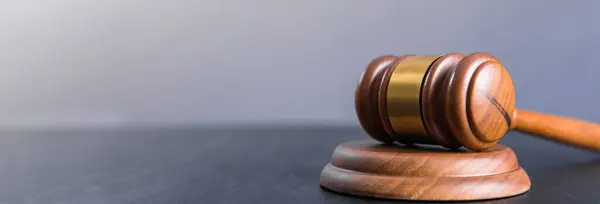 Gri masada hakimin tokmağı. Hukuk müşaviri