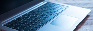 Tahta masadaki dizüstü bilgisayar