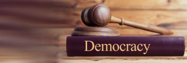 Demokrasi hukuk kitapları ve masada bir yargıç!