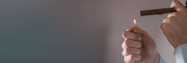 Gri sırtüstü puro içen adam