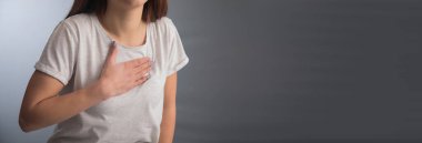 El ele tutuşan genç kadın.