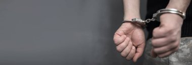 Torbada kelepçeli genç adam.