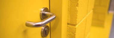 Tuğladan yapılma sarı metal kapı