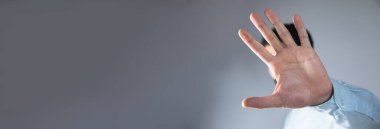 Genç adam geliyor. Dur.