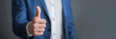 İşadamı başparmağını gösteriyor