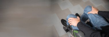 Tekerlekli sandalyede oturan adam.