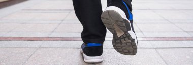 Ahırda yürüyen bir adam