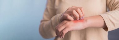 Kadın kaşıntıyı Han ile kaşıdı.