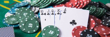 Yeşil masada kart ve poker çipleri oynamak