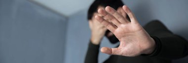 Üzgün adam eli. Dur.