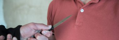 Hırsız elinde bıçak, üzgün anne.