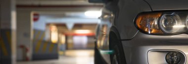 Gri araba yeraltı parkında.